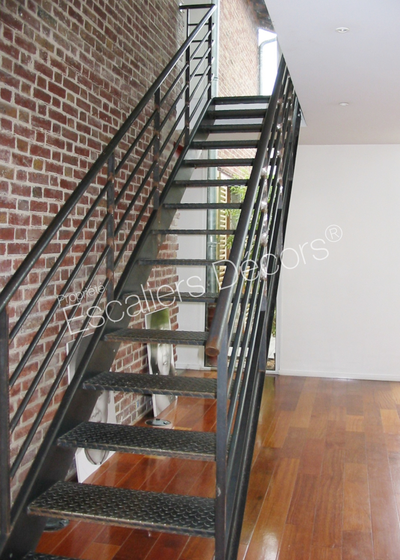 Photo DT34 - ESCA'DROIT®. Escalier métallique d'intérieur design pour une décoration de style industriel.